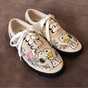 The Bradford Exchange “Peanuts Happiness is Friendship” Women’s Sneaker Sz 6